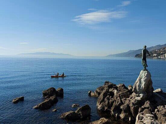 Seafront Artist *